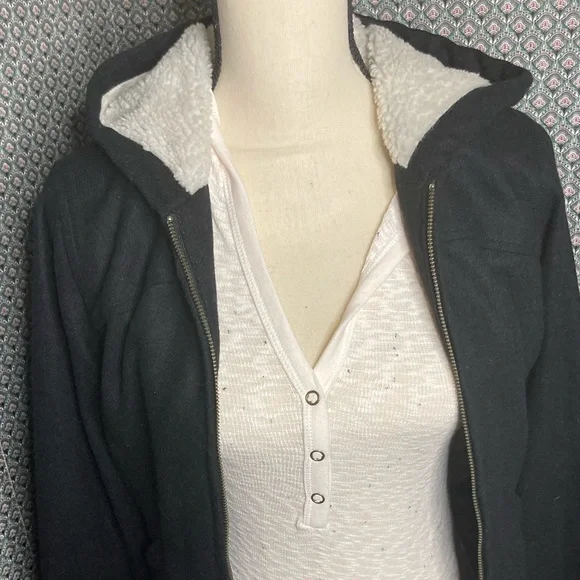 Rubbish Sherpa Hooded Jacket ASO Bella Swan in Twilight - Picture 11 of 12